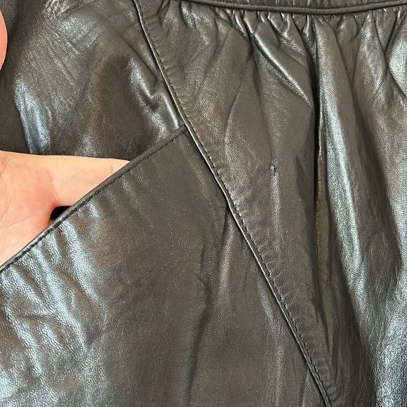 Liz Phillips vintage black leather mini skirt - Picture 2 of 6